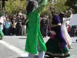 Parade. Paria dancing!