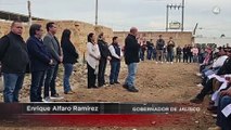 Alfaro entrega apoyo a ladrilleros; quiere institucionalizar útiles y mochilas gratuitas en Jalisco