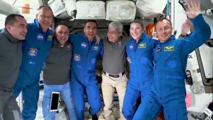 Download Video: No espaço e na régua! Agência chinesa divulga vídeo de astronautas cortando o cabelo