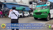 Con trabajo y regalos, celebran agentes de tránsito su día en Coatzacoalcos