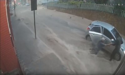Taxista ajuda a salvar idoso que seria levado por correnteza