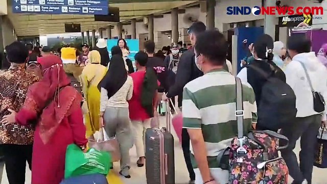 Stasiun Pasar Senen Dipadati Pemudik Jelang Long Weekend Nataru