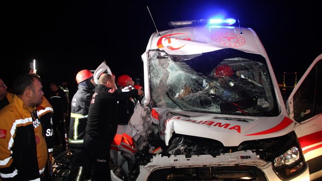 Ambulans kaza yaptı, içindeki hasta kurtarılamadı