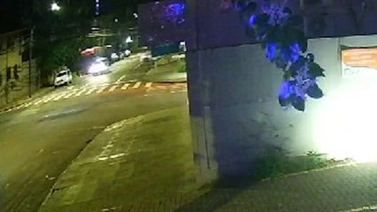 Câmera flagra batida que deixou SW4 capotada no centro de Cascavel
