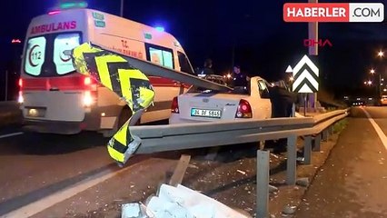 Ataşehir'de otomobil bariyerlere saplandı, sürücü sıkıştı