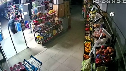 İki marketten hırsızlık yapan zanlı kamerada