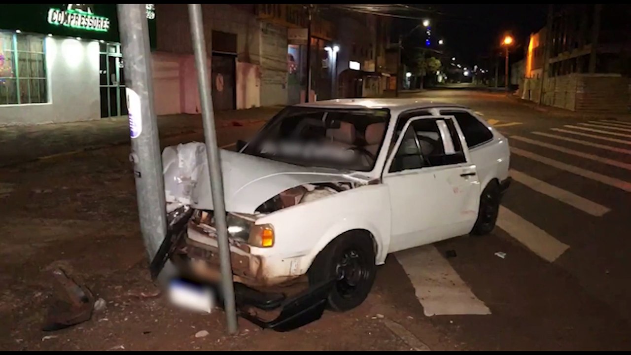 Gol quadrado é abandonado após atingir semáforo na Avenida Tancredo Neves