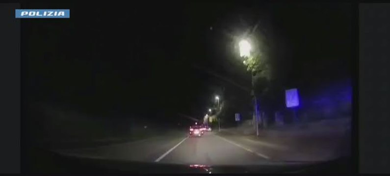 In fuga dalla polizia, l'inseguimento e lo schianto sulle auto in sosta: la folle corsa a Pesaro - Video