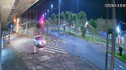 Dormiu? Câmera flagra Gol quadrado passando reto na curva e atingindo semáforo