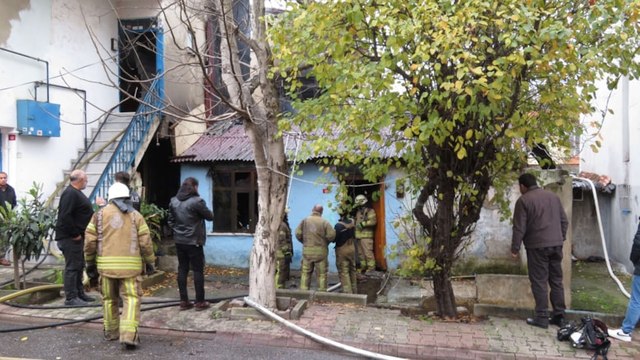 Eşiyle kavga edip evi ateşe verdi