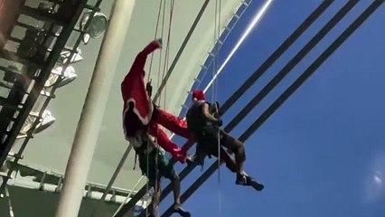 Vídeo: Papai Noel de rapel conquista público da Arena Fonte Nova