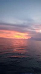 Memancing ikan diatas perahu di sore hari