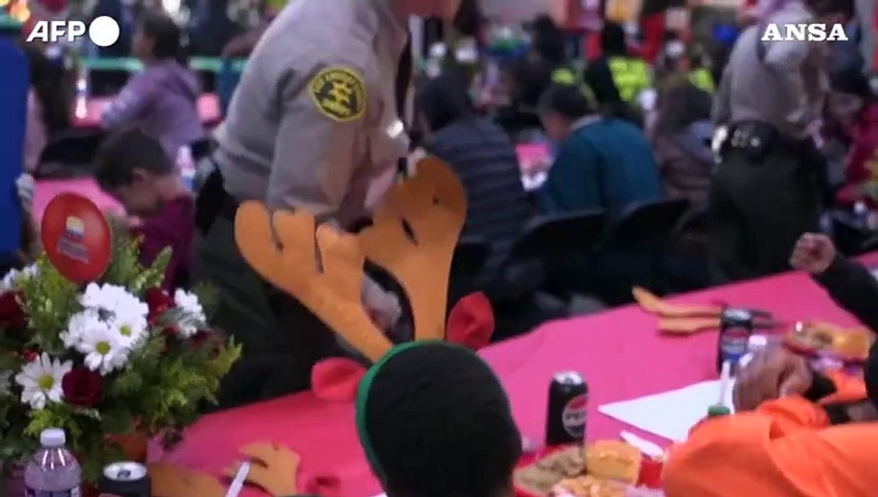 Pranzo di Natale per i senzatetto a Los Angeles, attrici e attori in campo