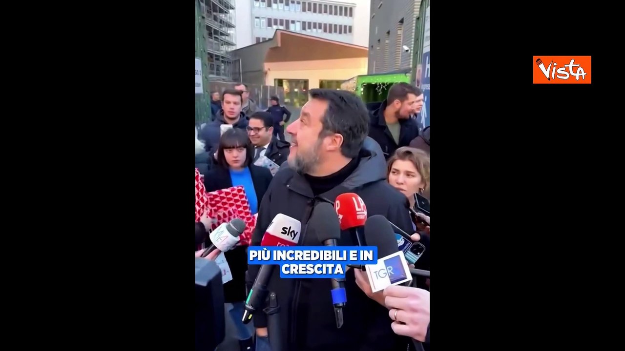 Salvini porta regali ai piccoli pazienti del Buzzi di Milano: "Bello essere qui, ? Natale per tutti"