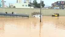 عاصفة تضرب بيروت وتتسبب في قطع الطرق وتضرر عشرات المنازل