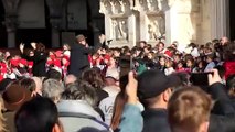 Milano, canti di Natale e preghiera per la pace sul sagrato del Duomo