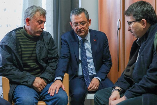 CHP’li Özel’den şehit ailesine taziye ziyareti