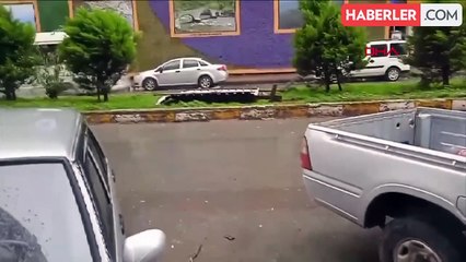 Rize'de fırtına nedeniyle çatıdan düşen sac parçası yola savruldu