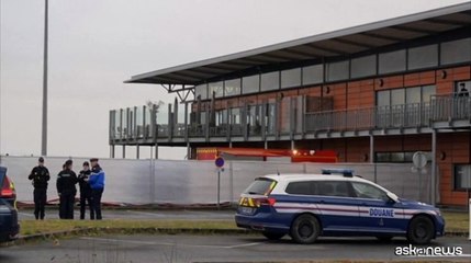 Francia, bloccato volo con 303 indiani: sospetto traffico esseri umani