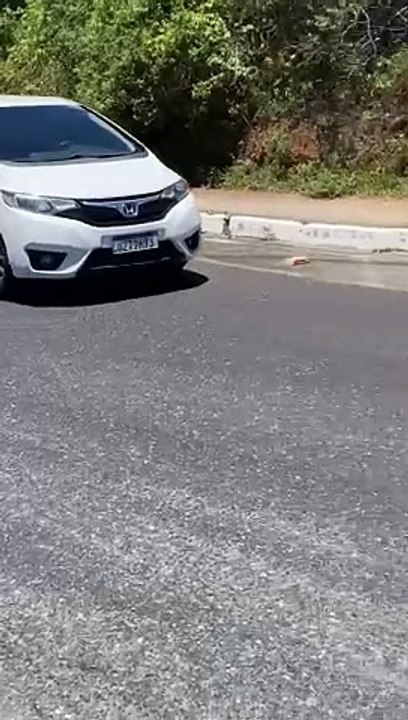 Mancha de óleo provoca queda de motociclista e...