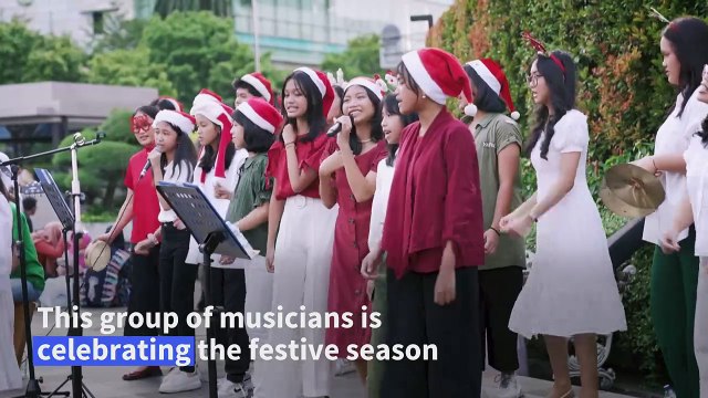 Indonesian singers spread Christmas joy on the streets of Jakarta
