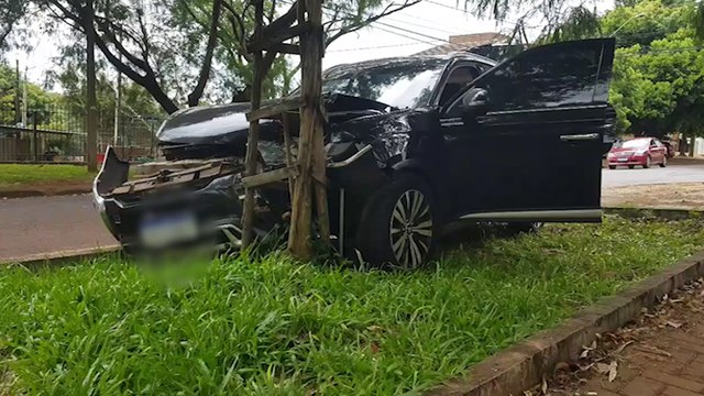Forte colisão deixa veículos destruídos no bairro Claudete