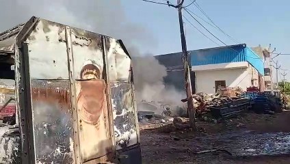 पुराने वाहनों के गैराज में आग, ट्रक का‌ केबिन जला