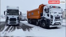 Karlıova'da beklenen kar yağdı, ilçe tamamen beyaza büründü