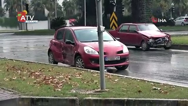 Kırmızı ışıkta geçen araca böyle çarptı