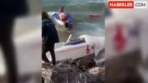Kadıköy'de Fırtına Nedeniyle Sürüklenen Tekne Kayalıklara Çarptı