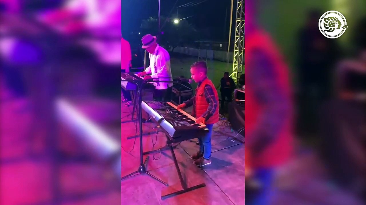 El pequeño "chucho tecladista", ahora compartió...