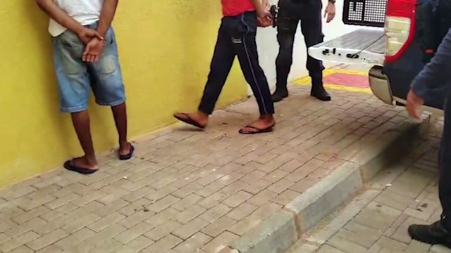 Dois homens são detidos após tentarem quebrar vidro de veículo no Centro de Cascavel