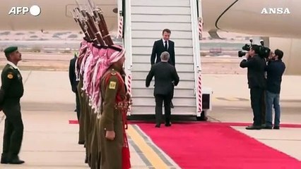 Macron in Giordania, l'arrivo all'aeroporto