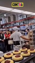 IMPRESIONANTE como los clientes se llevan los pasteles saliendo de la panadería