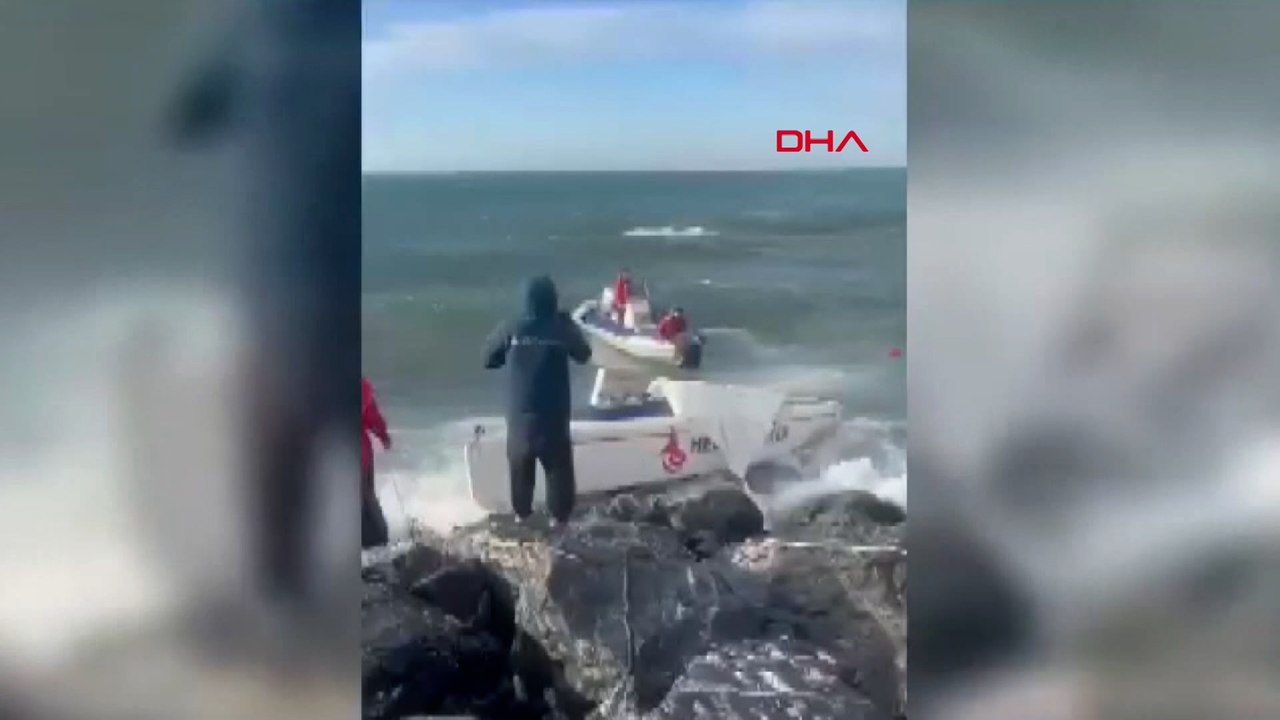 Kadıköy'de fırtınada sürüklenen tekneyi kurtarma çalışmaları kamerada