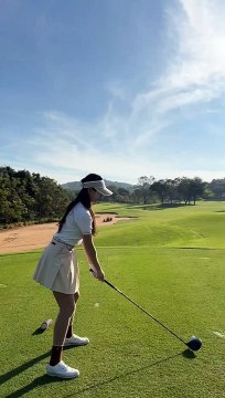 After all, it’s overseas golf in winter! Pro Eunji Lee’s driver shot! 역시 겨울엔 해외골프지! 이은지프로의 드라이버샷! ddol_golf Después de todo, ¡en invierno es golf en el extranjero!
