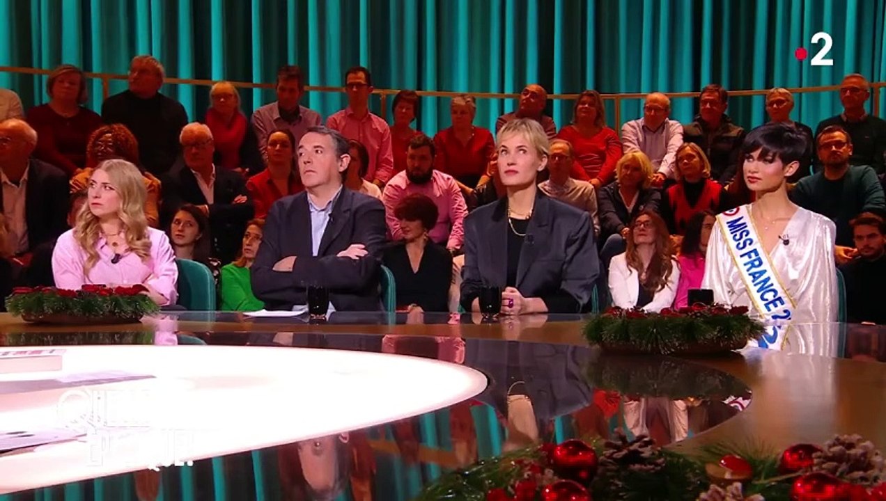 L'actrice Judith Godrèche en larmes hier soir sur le plateau de "Quelle époque" en évoquant sa relation d'emprise avec le réalisateur Benoît Jacquot, avec qui elle était en couple à l’âge de 14 ans