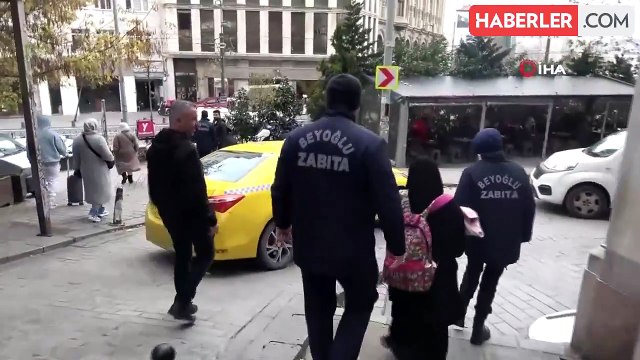 Karaköy'de çöpten yemek yeme numarasıyla duygu sömürüsü yapan dilenciler yakalandı