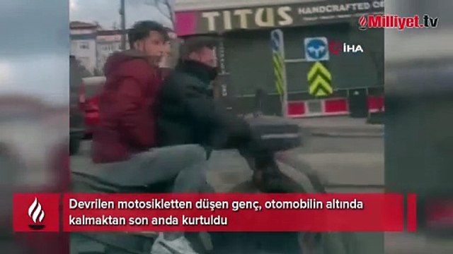 Devrilen motosikletten düşen genç, otomobilin altında kalmaktan son anda kurtuldu