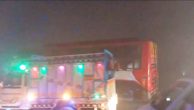 निजी स्लीपर बस ने ट्रोले के मारी टक्कर, आधा दर्जन से अधिक यात्री घायल