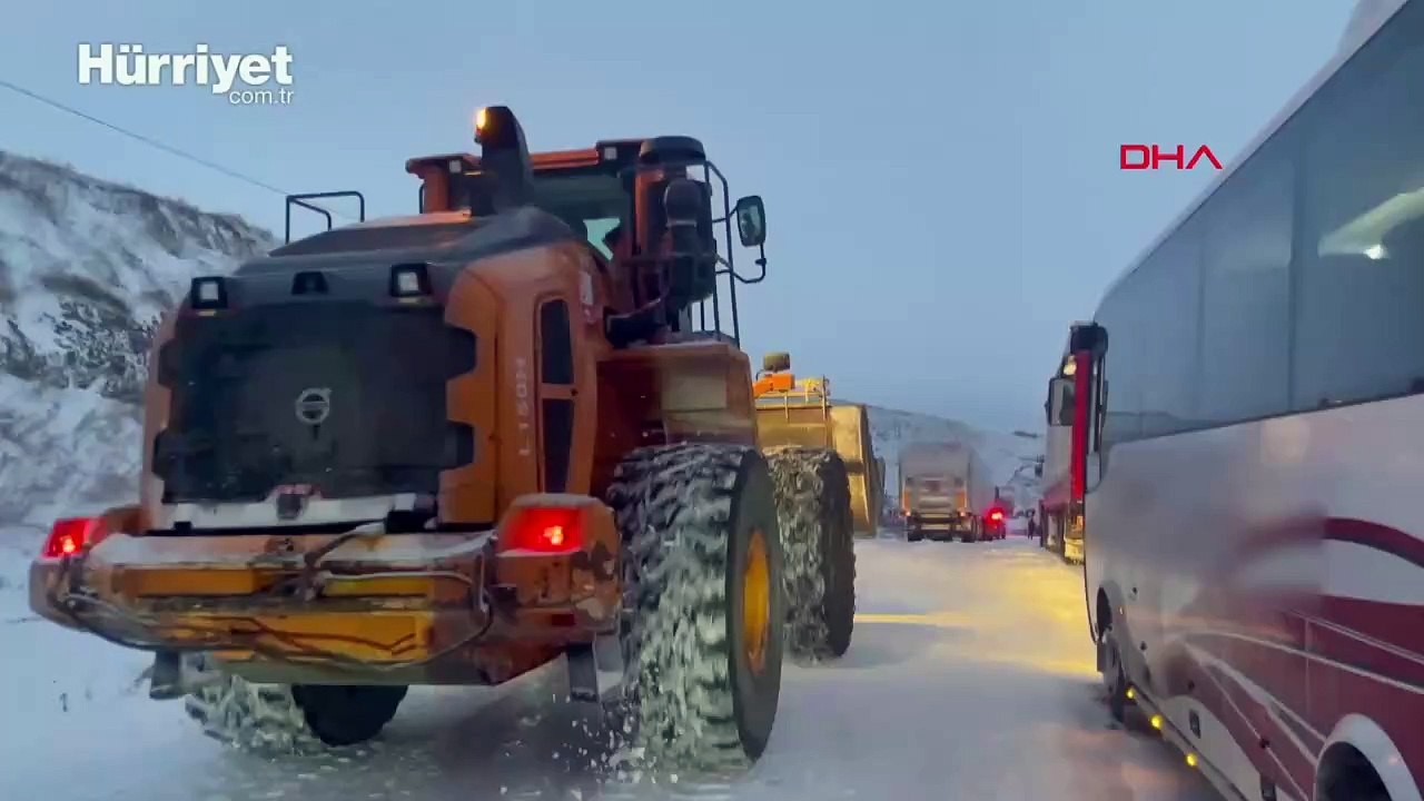Ardahan-Kars kara yolunda buzlanma nedeniyle zincirleme trafik kazası