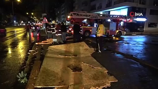 Fırtınada uçan çatı araçların üstüne düştü.