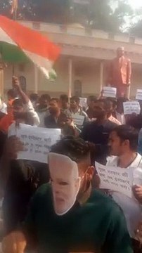 उप निरीक्षण भर्ती रद्द कर निष्पक्ष जांच कराने की मांग, रैली निकालकर कलेक्टर को सौंपा ज्ञापन (देखें वीडियो)