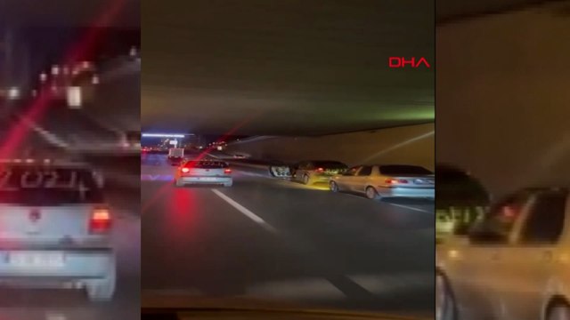 Trafikte kapısı açık otomobille tehlikeli kutlama
