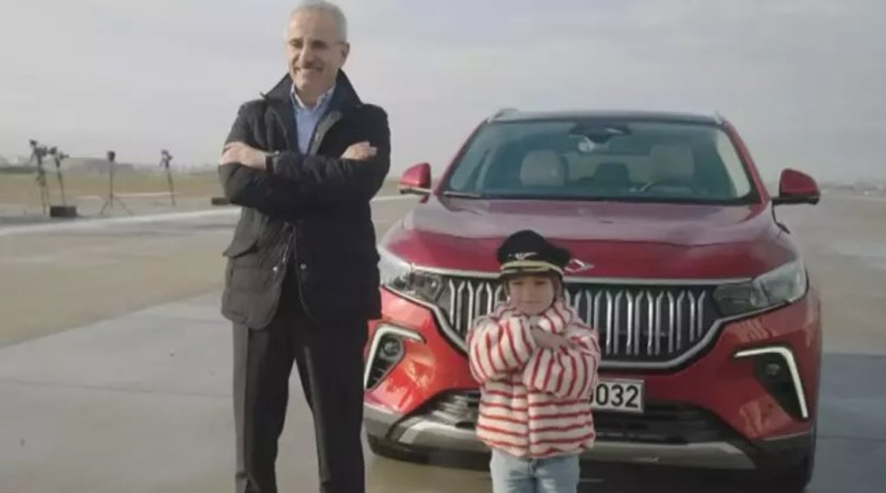 Bakan Uraloğlu ve Zayn Sofuoğlu, Sabiha Gökçen Havalimanı 2. Pisti açılışı öncesi TOGG aracıyla test yarışı yaptı