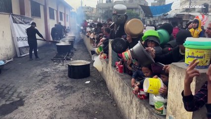 Download Video: شاهد: فلسطينيون يقفون في طوابير طويلة للحصول على القليل من الطعام في غزة