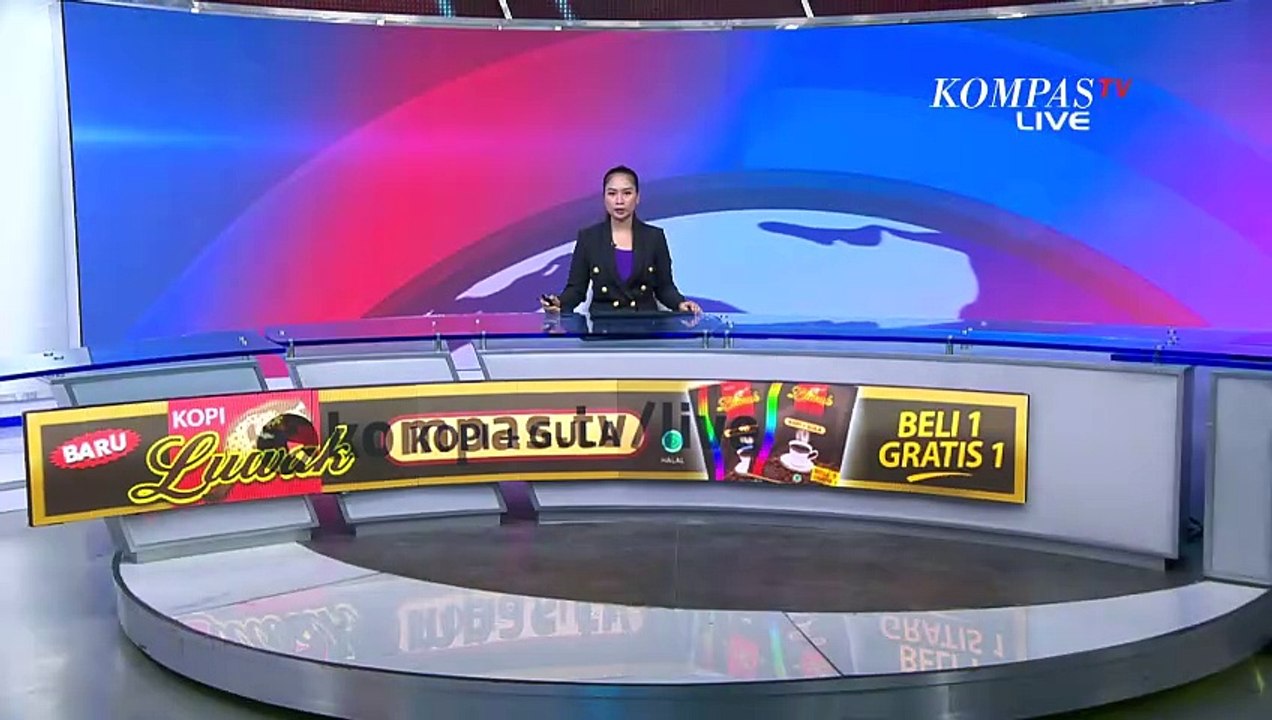 Warga Bersihkan Gereja dari Abu Vulkanik Gunung Ile Lewotobi untuk Misa Malam Natal