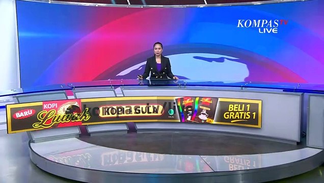 Warga Bersihkan Gereja dari Abu Vulkanik Gunung Ile Lewotobi untuk Misa Malam Natal