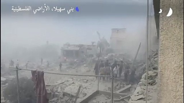 فلسطينيون يبحثون عن ناجين تحت الأنقاض بعد قصف في جنوب قطاع غزة