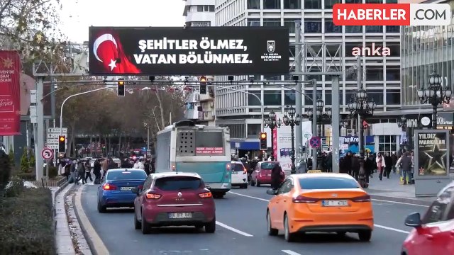 Ankara Büyükşehir Belediyesi Kent Ekranlarından Şehitler Ölmez, Vatan Bölünmez Görseli Paylaştı